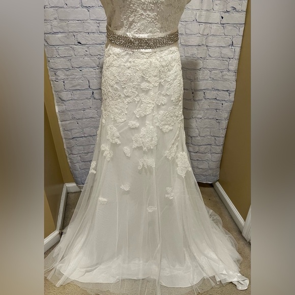 NWT David’s Bridal Ivory Cap Sleeve Lace Trumpet Wedding Dress Size 2 - $599 - Picture 4 of 15